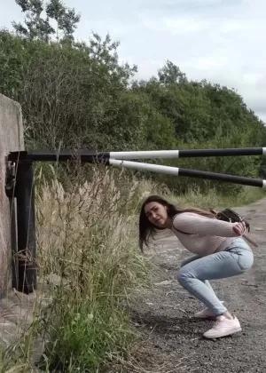 Блондинки Озорные Элли Озорная Джули показывают свои сиськи и целуются на публике