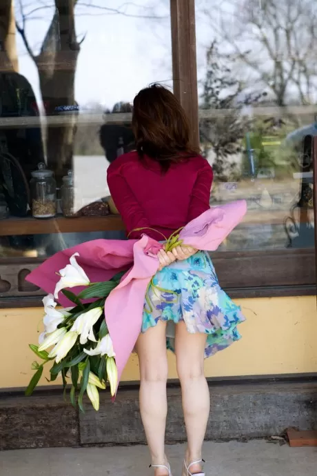 Красивая японская девушка Майко Казано обнажает свои большие сиськи, когда она раздевается