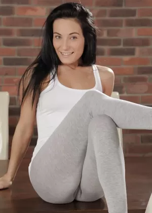 Молодая рыжая Бекки Берри работает над своей бритой киской вакуумным насосом