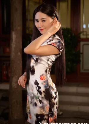 Модель с разворотом в центре Мила Азул трогает пальцами свое влагалище во время принятия ванны