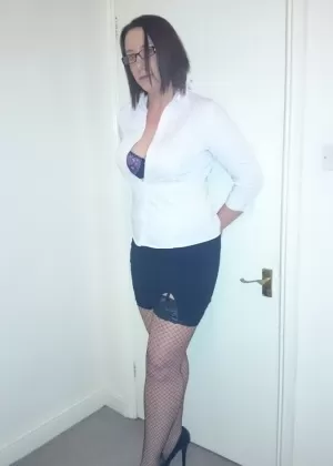 Грудастая 30-летняя горничная Шелли Джонс демонстрирует свою лысую киску в чулках