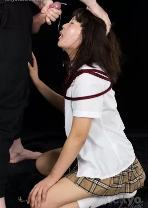 Горячая негритянка делает минет и получает сперму на частной вечеринке