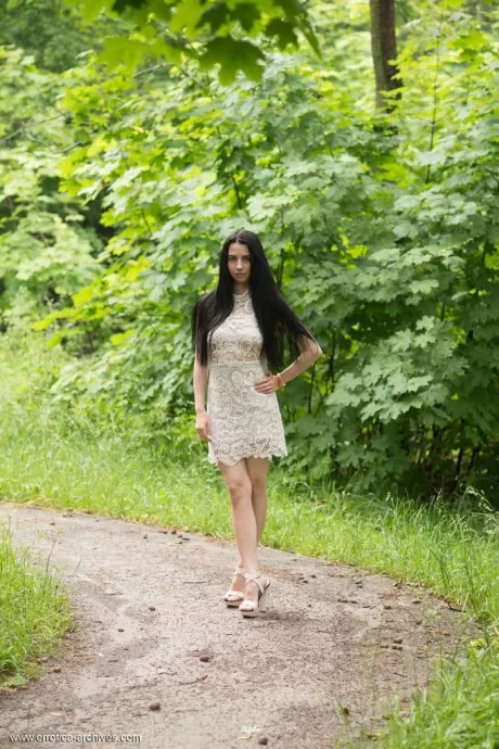 Вероника Снежна раздевается догола у лесн 1