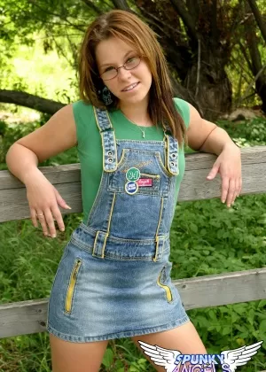 Эротичная милашка Кэнди в юбке-нагруднике мелькает хлопчатобумажными трусиками под юбкой в траве