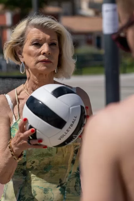 Современная бабуля-пума Ева Делаж заставляет двух молодых трахнуть  2