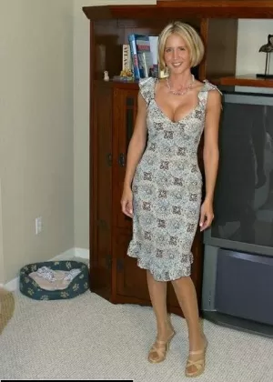 Прекрасная блондинка домохозяйка Дезире Спенсер демонстрирует свое великолепное горячее тело в очень дорогом