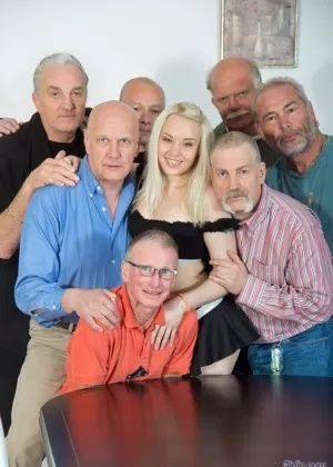 Молодую блондинистую горничную Лолиту Тейлор трахают похотливые дедушки