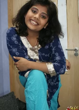 Горячая латиноамериканка раздевается перед сном, позволяя своим большим сиськам свисать над раковиной