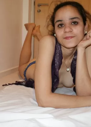 Пухленькая индианка Лили Сингх освобождает свои большие натуральные сиськи от рубашки