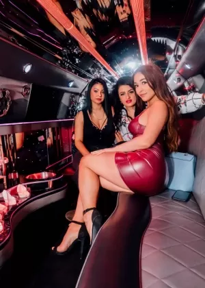 Горячая азиатка Кендра Спейд щеголяет жемчужным ожерельем после грубого секса в длинных сапогах