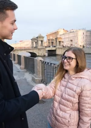 Миниатюрная подросток снимает очки во время секса из киски в рот с незнакомцем