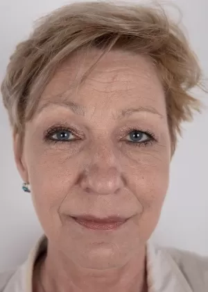 Более чем 30-летняя рыжеволосая Скай Роджерс обнажает свои сиськи и пизду в зимнем пальто