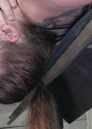 Белую девушку Беллу Росси заставляют сосать и трахаться в экстремальных условиях бондажа