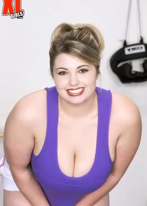 Пышногрудая любительница Лорис снимает одежду, чтобы показать свою фигуру толстушки