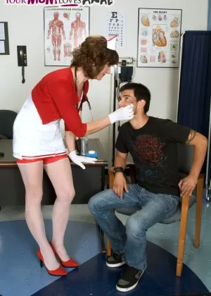 Зрелая медсестра Элль Деней обменивается оральным сексом с молодым парнем после промывания его ран