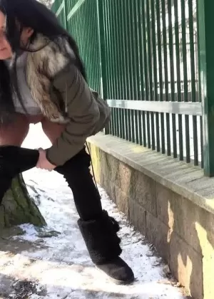 Кудрявая блондинка Ванесса Хелл пьет мужскую мочу, прежде чем кончить в рот