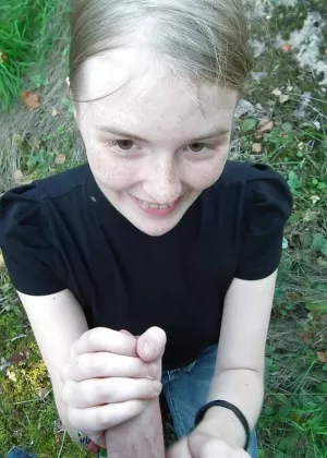 Сексуальная одетая подружка снимает незабываемые съемки от первого лица на открытом воздухе