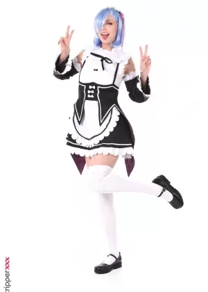 Блондинка порнозвезда Аманда Тейт сверкает задницей в сапогах и униформе для косплея