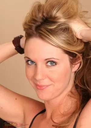 Блондинка любительница с татуированным пупком A J Bailey демонстрирует свою подстриженную муфту