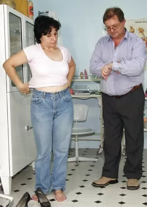 Flabby granny at gyno getting her hairy cunt stretched to the limits