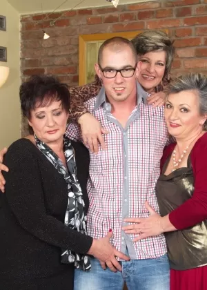 Пожилая блондинка Даймонти небрежно высвобождает свои отвисшие сиськи из розового платья