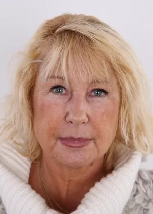 Похотливая бабуля наслаждается межрасовым сексом во время жаркой оргии свингеров