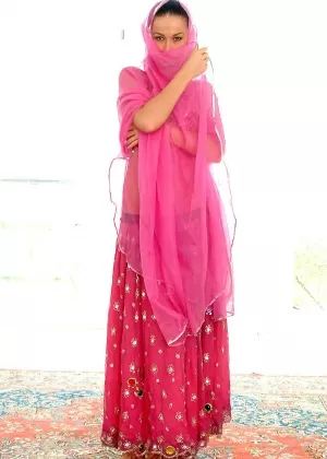 Зрелая дама надевает маску во время секса на кровати с пожилым гражданином