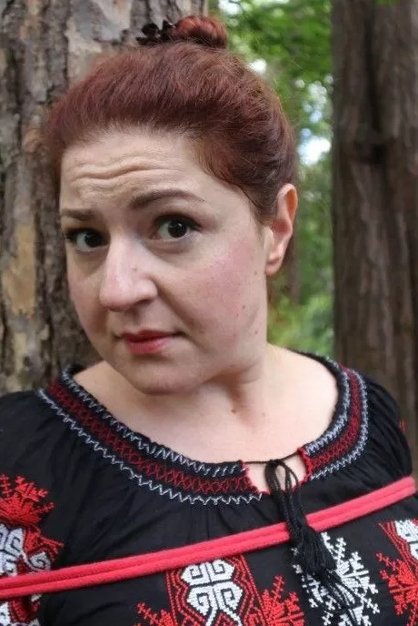 Толстая рыжеволосая Клив с кляпом во рту и привязанная к дере 7