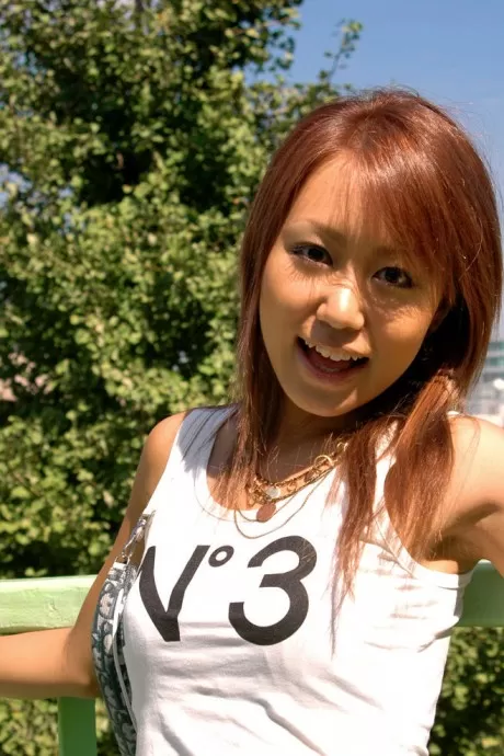 Рыжеволосая японка Мао раздевается во время откровенного действа у себя дома