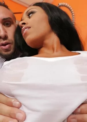 Мокрая соло девушка Карина Харт освобождает большие сиськи от бикини в сауне