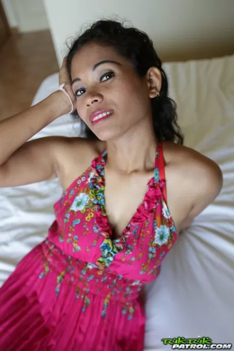 Азиатская любительница обхватывает руками свои натуральные сиськи, прежде чем обнажить свою лысую киску