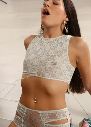 Блондинка с голубыми глазами Элли Джеймс получает сперму на лицо после секса от первого лица