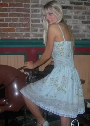 Одетая подросток Эрика дергает за член после того, как застукала дрочащего мужчину