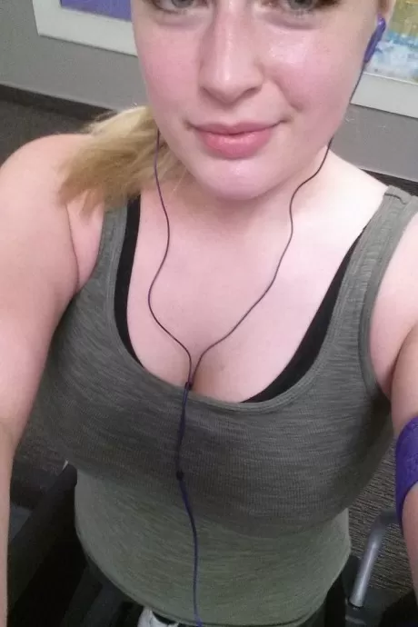 Любительская модель Даниэль Фтв делает селфи не обнаженной в различных нарядах