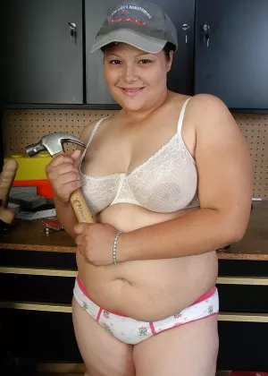 Толстая зрелая офисная красотка Карен Фишер показывает вам все свои изгибы