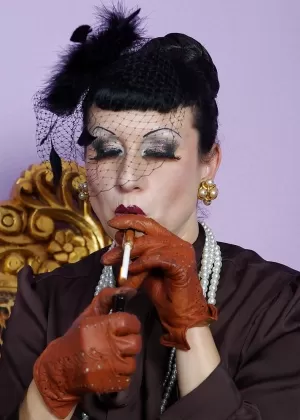 Фетишистская мамаша на высоких каблуках курит и обнажает свои соблазнительные изгибы