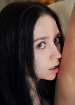 Темноволосая молоденькая Ясса раздвигает ноги, чтобы показать свою бритую киску