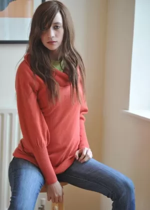 Сольная модель Симона стоит голая, сняв свитер и джинсы