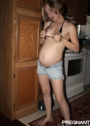 Более 30-летняя беременная Танита снимает красное нижнее белье для своего первого обнаженного появления