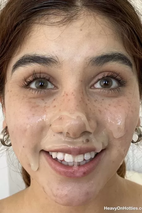 Молодая любительница кончает на свое веснушчатое личико во время секса от первого лица