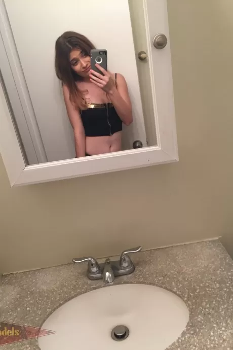 Миниатюрная подросток Ариэль Мак Гвайр дебютирует обнаженной моделью в селфи в ванно 5