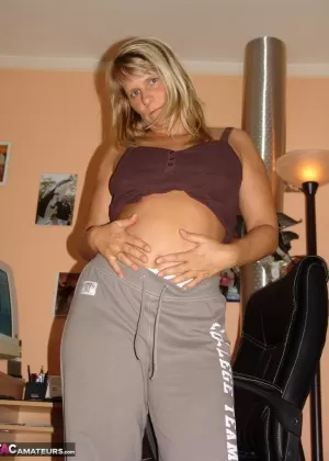 Пышнотелая брюнетка Кимберли сосет яйца и член, чтобы кончить на лицо