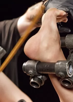 Азиатскую БДСМ леди Тайгер Бенсон сажают в мешок и делают глубокий минет