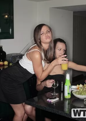 Распутные любители хорошо проводят время с мужчинами-стриптизерами на вечеринке