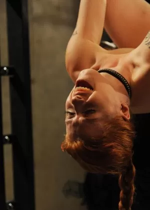 Толстая шлюха в ретро-костюме Мэй Уэст истекает спермой изо рта после траха на лице