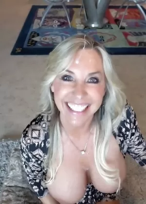 Пожилая домохозяйка воплощает в жизнь свою фантазию о том, как ее трахают сразу два парня