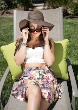 Учительница толстушки МИЛФ Флауэр Туччи демонстрирует большую задницу и дрочит киску пальцами