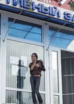 Hot girl Aurita enjoys a cigar befoe showing her naked pussy in amateur shoot