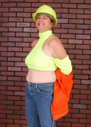 Зрелая горничная Сатин Джейд делает перерыв, чтобы поиграть со свечой в киске