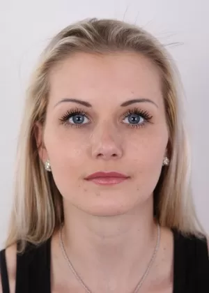 Голубоглазая блондинка любительница раздевается догола для съемок своего первого порноинтервью